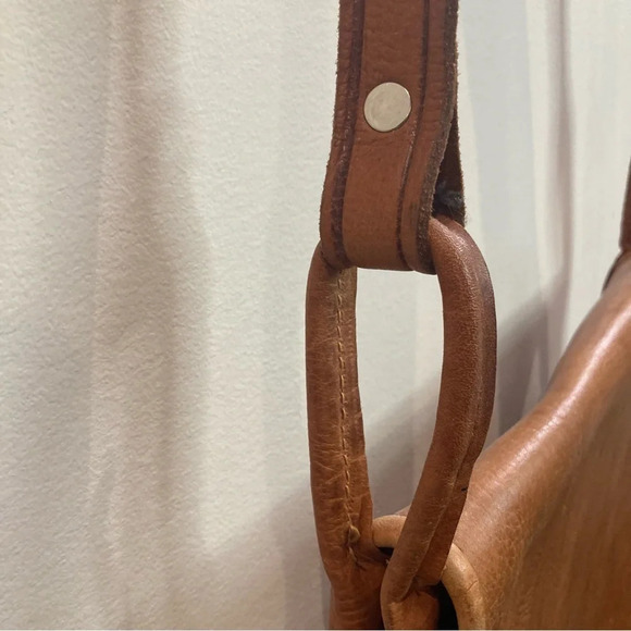 SADDLE Shaped Hand Crafted Leather Adjustable Strap Buckle Closure Purse Bag - Picture 6 of 14